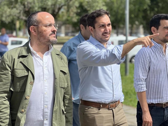 El presidente del PP catalán, Alejandro Fernández, y el del PP de Mataró, Cristian Escribano, a 14 de junio de 2022.