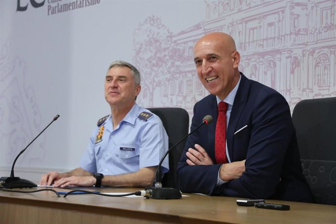 El alcalde de León, José Antonio Diez, -a la derecha- y el director de la Academia Básica del Aire, Juan Antonio Ballesta, presentan los actos de nombramiento de 304 nuevos hijos adoptivos de la Academia Básica del Aire.