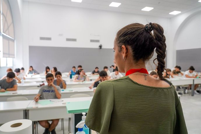 Varios alumnos antes de comenzar uno de los exámenes de las pruebas de acceso a la Universidad en Sevilla, donde un total de 48.112 estudiantes andaluces procedentes de Bachillerato y Formación Profesional de Grado Superior se examinarán estos  días a 1