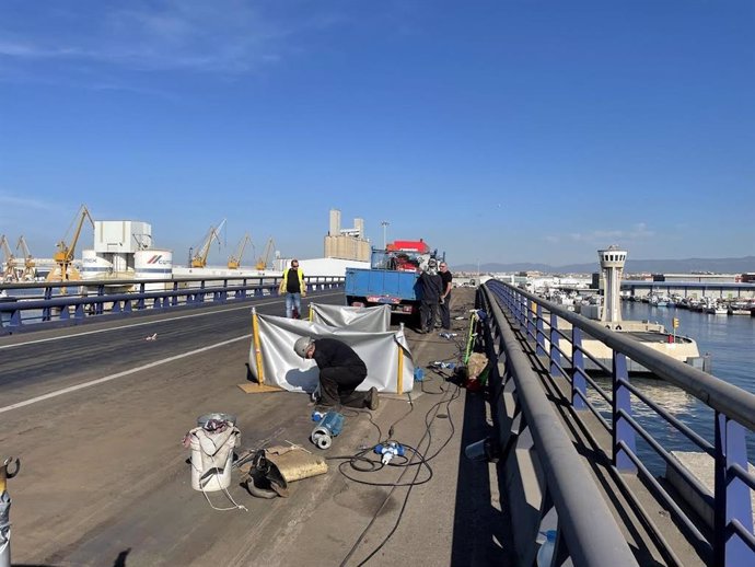 El Port de Tarragona inicia las obras de mejora del firme del puente móvil
