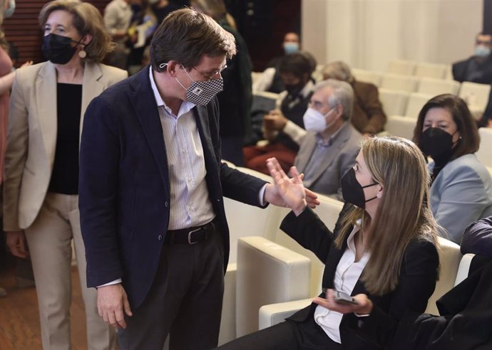 Archivo - El alcalde de Madrid, José Luis Martínez-Almeida; y la portavoz socialista, Mar Espinar, conversan en la presentación de la monografía titulada 'El Madrid de Sabatini'