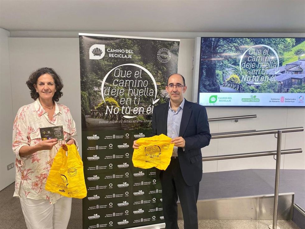 La consejera Gómez y Fernando Blázquez (Ecoembes), durante la presentación.