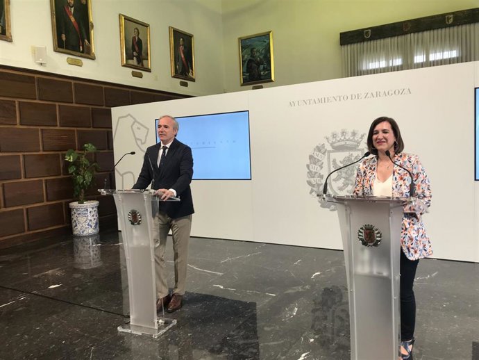 El alcalde de Zargoza, jorge Azcón, junto con la vicealcaldesa y consejera municipal de Cultura y Proyección Exterior, Sara Fernández