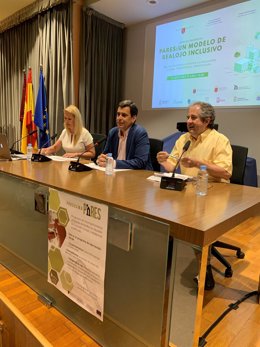 El consejero de Fomento e Infraestructuras, José Ramón Díez de Revenga; la secretaria general de la Consejería de Política social, Raquel Cancela, y el presidente de la Asociación Habito de Murcia, Enrique Tonda