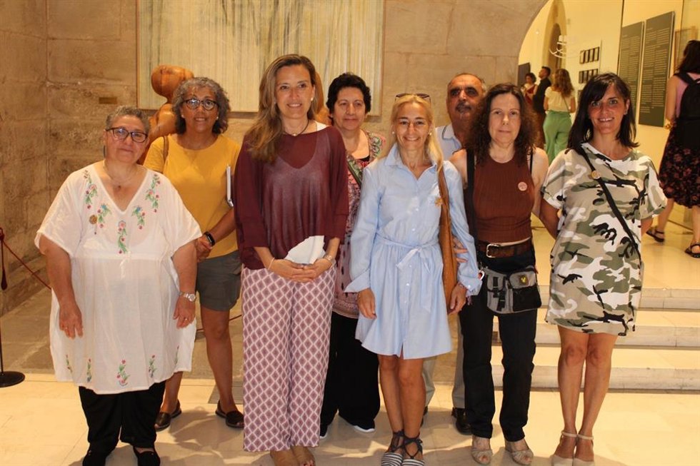 La diputada de Cs, Belinda León, se ha reunido esta mañana con los representantes de la asociación "Yo, con la investigación y la ciencia"