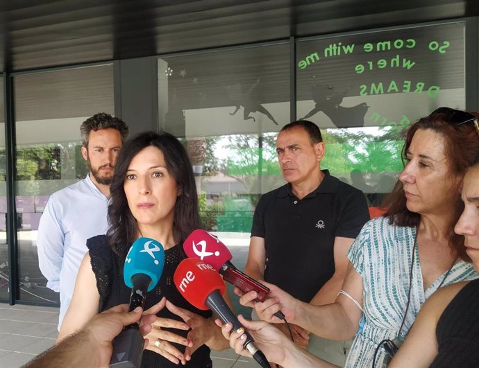 La consejera de Educación, Esther Gutiérrez, atiende a los medios en Cáceres durante su visita al CEIP Alba Plata