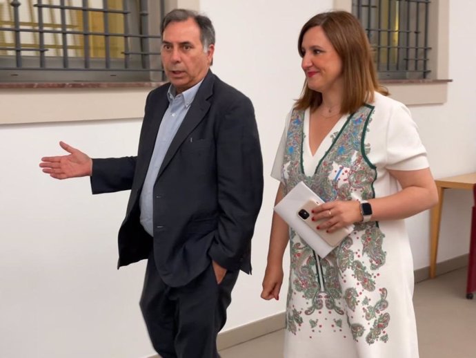 La portavoz del Partido Popular en el Ayuntamiento de Valencia, María José Catalá, se ha reunido con el presidente de la Federación de Empresas Contratistas de Obras de la Administración (FECOVAL), José Luis Santa Isabel.