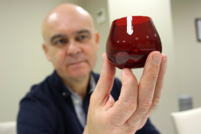 Archivo - El profesor Juan José Gaforio, con la copa roja para la cata de aceite de oliva