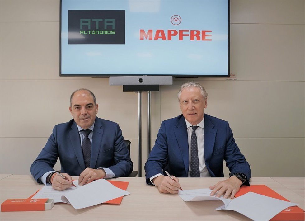 El presidente de ATA (i), Lorenzo Amor, y el director comercial de Mapfre España (d), Javier Oliveros, durante la renovación del convenio para dar cobertura aseguradora a los autónomos.