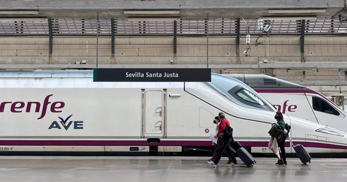 Archivo - Un tren AVE estacionado en un andén de la estación de Santa Justa, en foto de archivo.