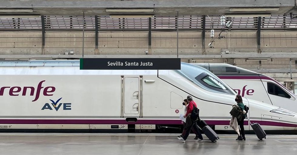 Archivo - Un tren AVE estacionado en un andén de la estación de Santa Justa, en foto de archivo.