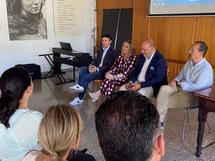 La cabeza de lista del PP de Granada al Parlamento de Andalucía, Marifrán Carazo, en un encuentro en el colegio Regina Mundi junto a Concapa y colectivos de padres y madres.