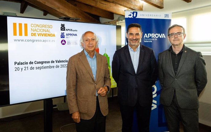 El presidente de (APCEspaña, Juan Antonio Gómez-Pintado, el de APROVA, Antonio Olmedo, y el director de la Cátedra del Observatorio de la Vivienda de la UPV, Fernando Cos-Gayón