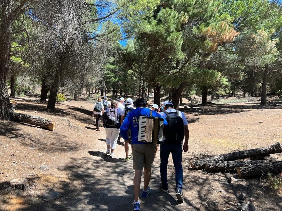 Archivo - Peregrinos recorren el Camino de Santiago entre Volcanes