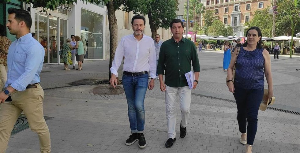 Bal y Moreno (c), junto a otros miembros de Cs en Jaén.