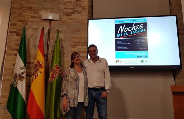 El diputado de Cultura y Deportes, Ángel Vera y la concejala de Cultura de Martos, María Eugenia Valdivielso, en la presentación de Noches en el Jardín