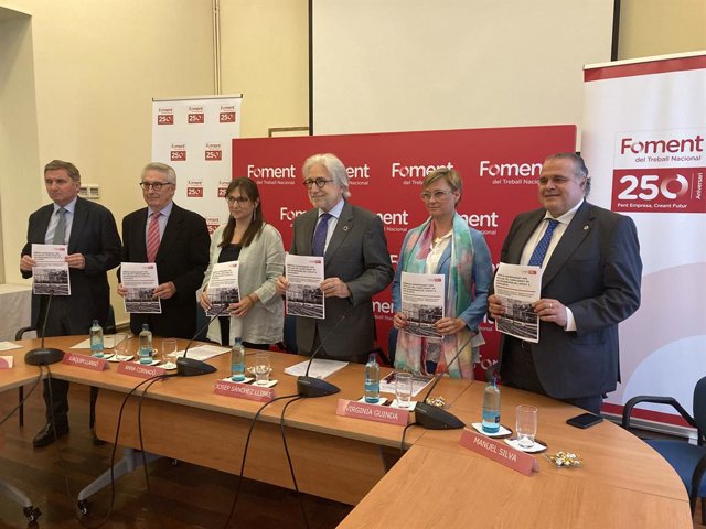 El president de Foment del Treball, Josep Sánchez Llibre, amb diferents representants de la patronal