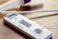 AMP.- Andalucía baja de 500 hospitalizados, suma 2.454 casos y 33 muertes y su tasa en mayores de 60 cae a 272