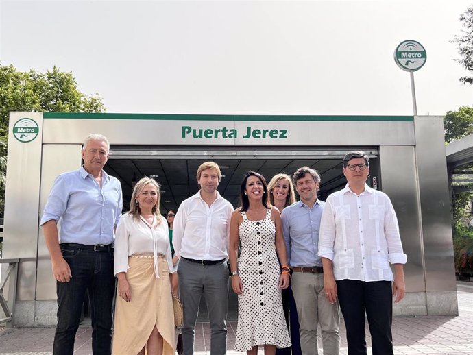 La candidata número 2 de Ciudadanos (Cs) por Sevilla a las elecciones autonómicas del 19J, Marta Bosquet, en el centro, junto a concejales de la formación naranja en el Ayuntamiento, en la estación de Puerta Jerez.