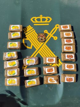 Las 20 tabletas de hachís intervenidas por la Guardia Civil.