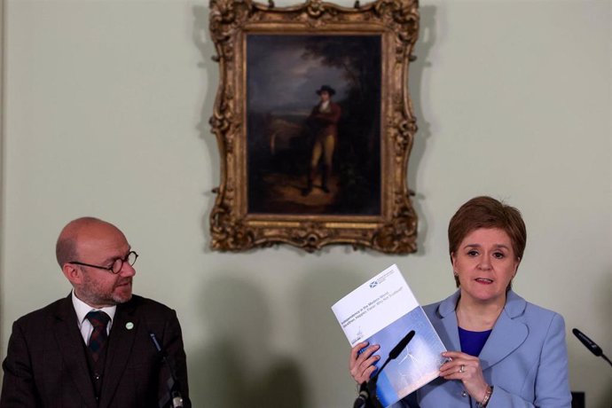 El colíder de Los Verdes escoceses, Patrick Harvie, y la ministra principal de Escocia, Nicola Sturgeon.