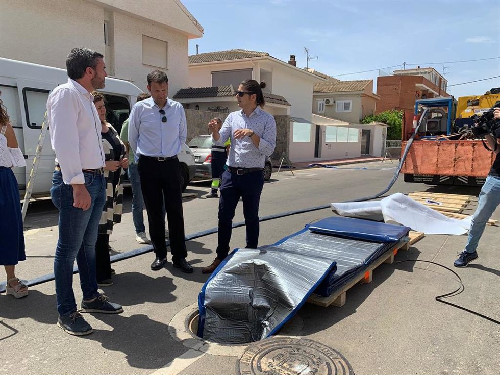 El consejero Antonio Luengo durante su visita a los trabajos que la Comunidad Autónoma realiza en la red municipal de saneamiento en el término municipal de San Javier