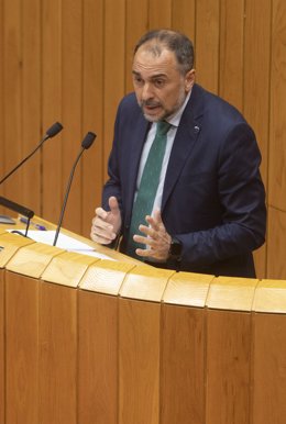 El conselleiro de Sanidade, Julio García Comesaña, comparece en el pleno del Parlamento de Galicia.