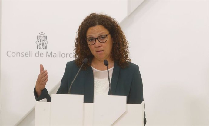 Archivo - La presidenta del Consell de Mallorca, Catalina Cladera, en una rueda de prensa.