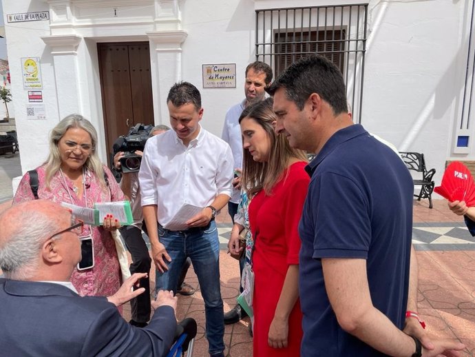 El portavoz del Grupo Parlamentario Socialista en el Congreso, Héctor Gómez, en su visita a Cartaya (Huelva) junto a la candidata número uno por el PSOE de Huelva al Parlamento, María Márquez.