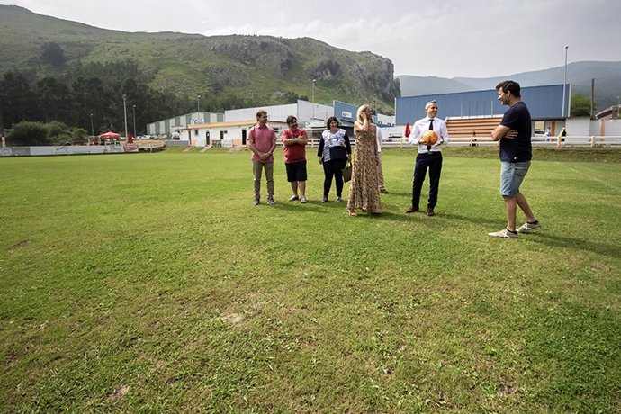 El Vicepresidente De Cantabria Y Consejero De Universidades, Igualdad, Cultura Y Deporte, Pablo Zuloaga, Visita Junto A La Alcaldesa, Susana Herrán, Entre Otros, El Campo De Fútbol De Vallegón