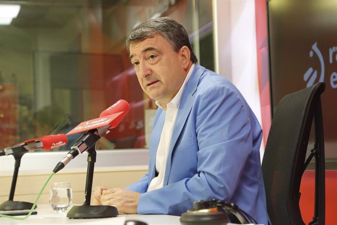 El portavoz del PNV en el Congreso, Aitor Esteban, en una entrevista en Radio Euskadi.