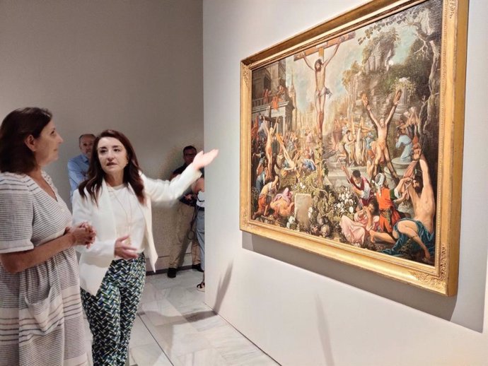 La directora general de Innovación Cultural y Museos, Pía Halcón, y la directora del Museo, Valme Muñoz, en la inauguración de la muestra temporal 'Del martirio a la santidad', en el Museo de Bellas Artes.