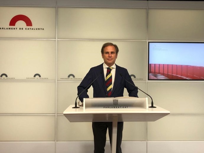 El portavoz de Vox en el Parlament, Joan Garriga, en rueda de prensa en la Cámara catalana a 14 de junio de 2022.