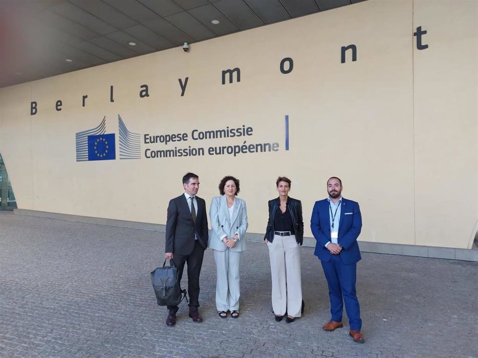 I-D, el director general de Comunicación del Gobierno de Navarra, Miguel Moreno, la consejera de Derechos Sociales, Carmen Maeztu, la presidenta María Chivite, y el director general de Acción Exterior, Sergio Pérez, en Bruselas.
