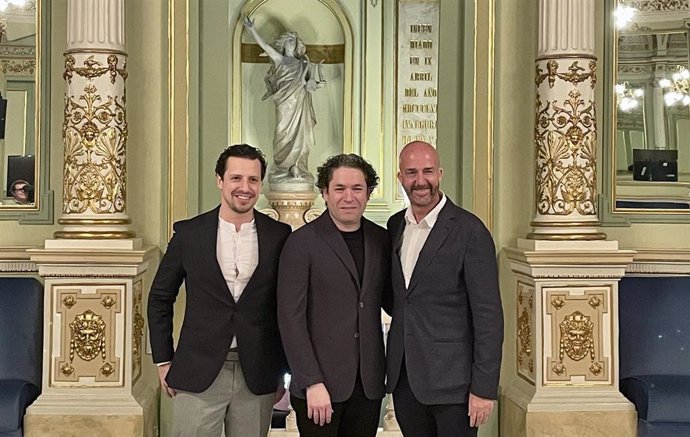 Los directores Paolo Bortolameolli y Gustavo Dudamel y el director artístico del Liceu Víctor Garcia de Gomar