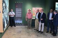 Alfonso Guerra visita la exposición 'Azaña: intelectual y estadista', en el Museo de Zaragoza