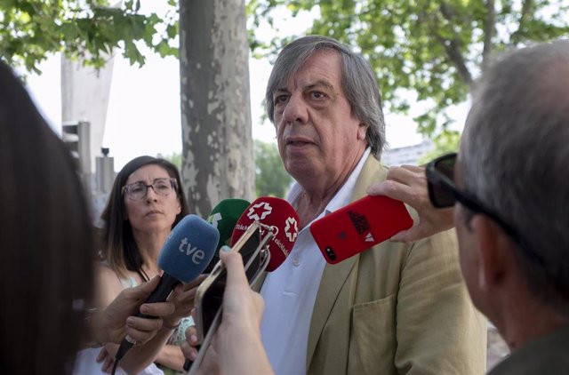 El abogado de Silvia Idalia responde a los medios a su llegada a los Juzgados de Plaza Castilla por el caso de la chica ingresada en la UCI por una operación de cirugía estética, a 14 de junio de 2022, en Madrid (España). 