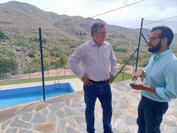 El delegado de Administración Local de Almería, José Luis Delgado, y el alcalde de Enix, Álvaro Izquierdo.