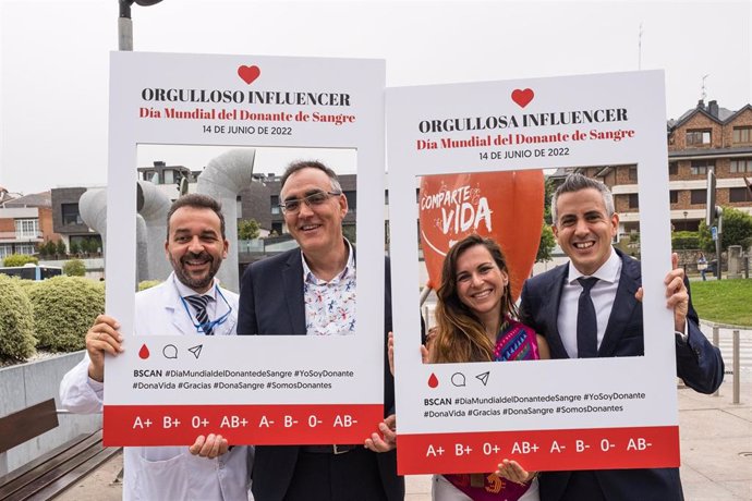El vicepresidente cántabro Pablo Zuloaga, y el consejero de Sanidad, Raúl Pesquera, participan en los actos organizado con motivo del Día Mundial del Donante de Sangre.