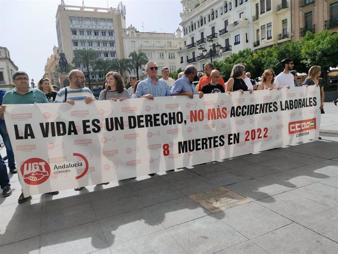 Los sindicatos CCOO y UGT se concentran por la octava víctima mortal de la siniestralidad laboral en la provincia de Córdoba en 2022, producida en La Carlota.