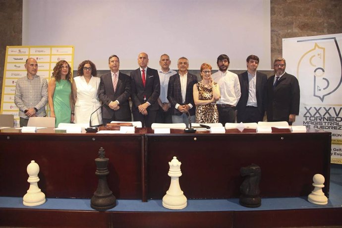 El alcalde de León, José Antonio Diez, -quinto por la izquierda- encabeza la presentación de la nueva edición del Magistral de Ajedrez.
