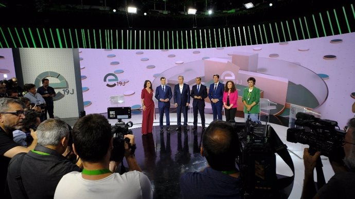 Imagen de los seis candidatos posando antes de iniciar el debate en la RTVA.