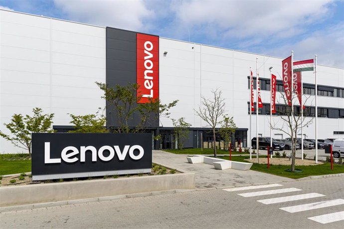 Archivo - Lenovo inaugura en Hungría su primer centro de fabricación en Europa