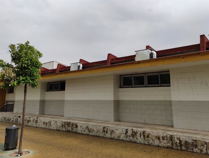 Máquinas de climatización instaladas en el tejado del CEIP Mediterráneo.