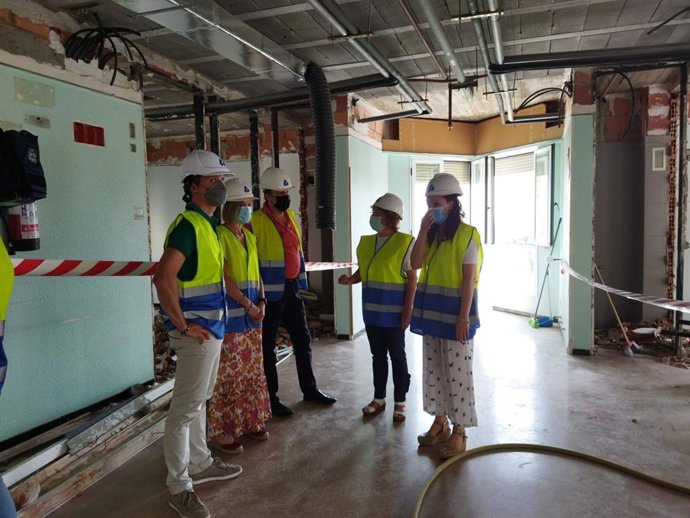La consejera de Ciudadanía y Derechos Sociales, María Victoria Broto, visita las obras de construcción de la unidad de convivencia de la residencia Romareda de Zaragoza.