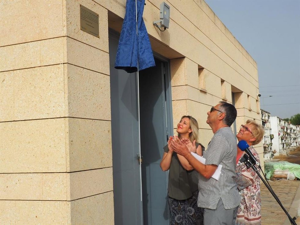 La alcaladesa de Alcalá de Guadaíra, Ana Isabel Jiménez, ha descubierto la placa homenaje a la fosa común junto a familiares de algunos represaliados.