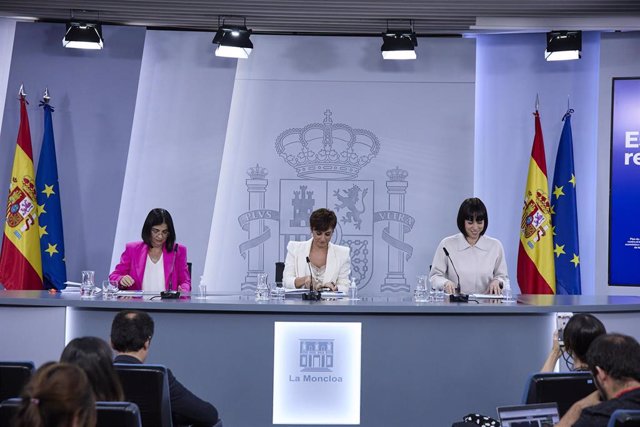 (I-D) La ministra de Sanidad, Carolina Darias; la ministra portavoz, Isabel Rodríguez; y la ministra de Ciencia e Innovación, Diana Morant, comparecen tras la reunión del Consejo de Ministros, en el Palacio de La Moncloa, a 14 de junio de 2022, en Madrid 