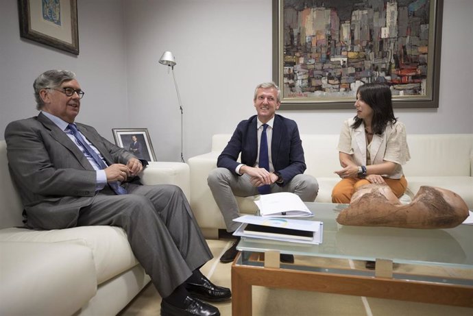 Encuentro del presidente de la Xunta, Alfonso Rueda, con el presidente de la CEG, Juan Manuel Vieites