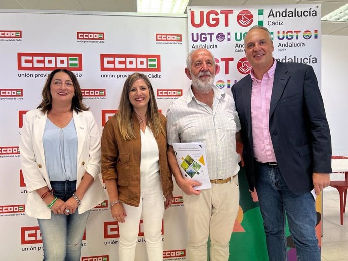 La cabeza de lista del PSOE de Cádiz, Irene García, junto al secretario General del PSOE de Cádiz, Juan Carlos Ruiz Boix, el secretario general de UGT-Cádiz, Antonio Pavón, y la secretaria general de CCOO-Cádiz, Inmaculada Ortega.