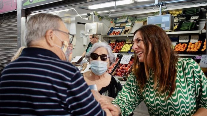 La secretaria general del PP-A y candidata número uno por la provincia de Huelva a las elecciones andaluzas, Loles López,en su visita al Mercado del Carmen de Huelva.